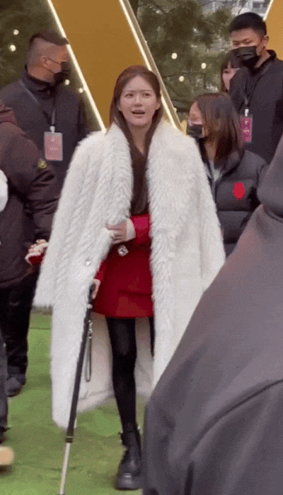 Triệu Lộ Tư phải chống nạng khi di chuyển. Nữ diễn viên cũng không thể đứng lâu.