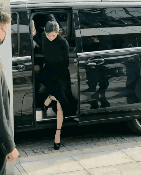 Bước xuống từ xe trong một sự kiện thương mại, Lưu Thi Thi đã tạo nên bức hình huyền thoại trong sự nghiệp của mình. Nữ diễn viên Bộ bộ kinh tâm mặc trang phục màu đen đơn giản, nhưng khí chất thanh lịch, vẻ ngoài được thể hiện hoàn hảo.