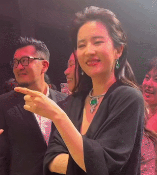 Lưu Diệc Phi bị chê vụng về, ngượng ngùng không tự nhiên như đàn chị Thư Kỳ. Lưu Diệc Phi bị chê vụng về, ngượng ngùng không tự nhiên như đàn chị Thư Kỳ.