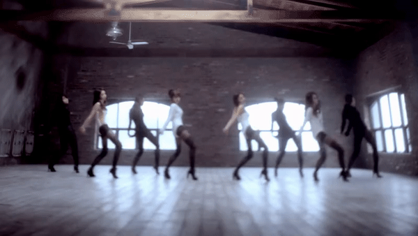 Nhóm nhạc nữ Stellar không có sự nghiệp thành công, nhưng gây chú ý bằng vũ đạo nóng "ngoáy mông" trong MV Marionette ra mắt vào năm 2014. Trang phục của các cô gái cũng không nhận được đánh giá cao khi chỉ mặc áo tập vũ đạo và quần tất đen. Trong MV có quá nhiều động tác khiêu gợi, zoom cận vào những bộ phận nhạy cảm của các cô gái, từ mông cho đến ngực. MV Marionette bị gán mác 19+ và bị cắt nhiều vũ đạo gợi dục khi phát sóng trên truyền hình. Nhóm nhạc nữ Stellar không có sự nghiệp thành công, nhưng gây chú ý bằng vũ đạo nóng "ngoáy mông" trong MV Marionette ra mắt vào năm 2014. Trang phục của các cô gái cũng không nhận được đánh giá cao khi chỉ mặc áo tập vũ đạo và quần tất đen. Trong MV có quá nhiều động tác khiêu gợi, zoom cận vào những bộ phận nhạy cảm của các cô gái, từ mông cho đến ngực. MV Marionette bị gán mác 19+ và bị cắt nhiều vũ đạo gợi dục khi phát sóng trên truyền hình.