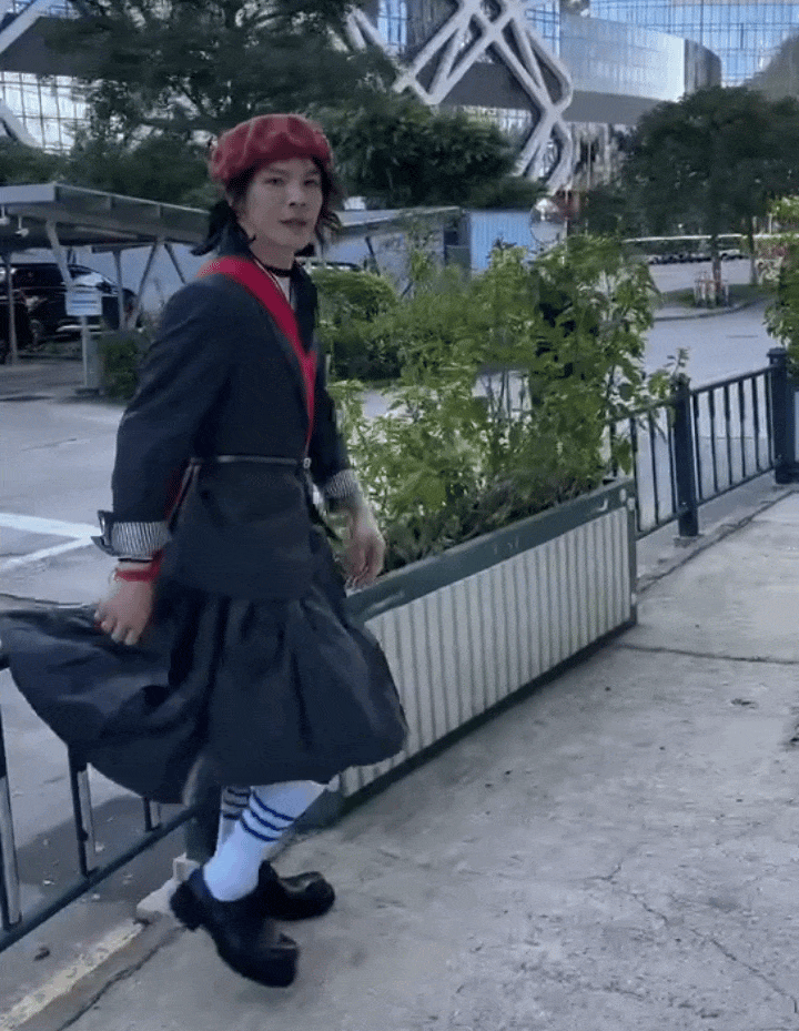 Những buổi bán hàng trực tuyến của Hướng Tả nhận tương tác khủng vì nam diễn viên sẵn sàng mặc đồ phụ nữ, trang điểm đậm. Những buổi bán hàng trực tuyến của Hướng Tả nhận tương tác khủng vì nam diễn viên sẵn sàng mặc đồ phụ nữ, trang điểm đậm.