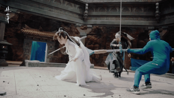 Động tác võ thuật của Thành Nghị lưu loát đẹp mắt. Động tác võ thuật của Thành Nghị lưu loát đẹp mắt.