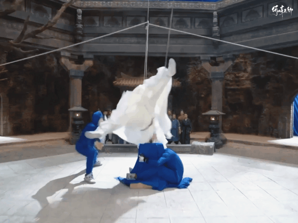 Cảnh xoay trên không của nam diễn viên được đánh giá cao. Cảnh xoay trên không của nam diễn viên được đánh giá cao.