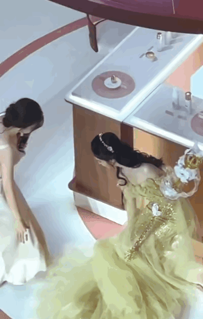 Trần Đô Linh còn được yêu thích với hành động lịch thiệp dành cho nữ MC. Theo đó, chiếc váy của Trần Đô Linh có phần đuôi khá dài, nữ MC đã cúi xuống để sắp xếp lại váy nhưng nữ diễn viên cũng nhanh tay tự mình điều chỉnh trang phục. Để giúp nữ MC tránh khỏi tình trạng ngượng ngùng, Trần Đô Linh đã nâng tay của cô lên, vừa thể hiện sự cảm ơn vừa bày tỏ sự trân trọng.