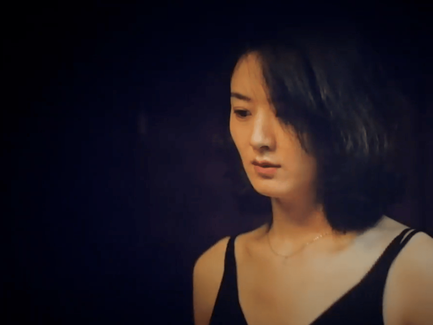 Triệu Lệ Dĩnh mạnh mẽ tát bạn diễn Tiêu Ương trong phim Dục hỏa chi lộ. Triệu Lệ Dĩnh mạnh mẽ tát bạn diễn Tiêu Ương trong phim Dục hỏa chi lộ.