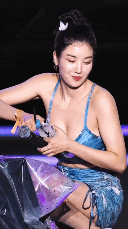 Nhờ chăm chỉ hoạt động nghệ thuật, năm 2024, Kwon Eun Bi đã mua một căn nhà trị giá 2,4 tỷ won (khoảng 41 tỷ đồng) với 1 tầng hầm và 3 tầng trên mặt đất, diện tích đất 106 m2, tổng diện tích sàn 192,45 m2. Nhờ chăm chỉ hoạt động nghệ thuật, năm 2024, Kwon Eun Bi đã mua một căn nhà trị giá 2,4 tỷ won (khoảng 41 tỷ đồng) với 1 tầng hầm và 3 tầng trên mặt đất, diện tích đất 106 m2, tổng diện tích sàn 192,45 m2.