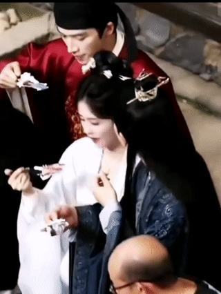 Bạch Lộc và Trương Lăng Hách thân mật trên phim trường Ninh an như mộng. Ảnh: Sina.