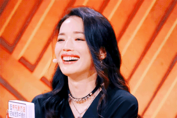 Thư Kỳ xinh đẹp, hài hước, ứng xử tinh tế trên show giải trí.