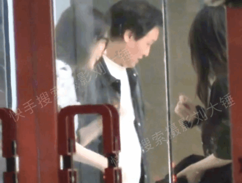 Lưu Diệc Phi vui vẻ cười nói bên cha nuôi. Lưu Diệc Phi vui vẻ cười nói bên cha nuôi.