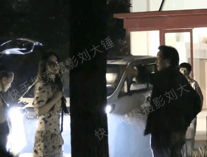 Lưu Diệc Phi vui vẻ cười nói bên cha nuôi. Lưu Diệc Phi vui vẻ cười nói bên cha nuôi.