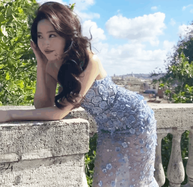 Vóc dáng của cô trở thành chủ đề gây tranh cãi trên mạng xã hội Trung Quốc. Đặc biệt, Thư Kỳ từng có phát biểu "nghệ sĩ béo chính là phạm tội", để nhấn mạnh rằng nghệ sĩ cần nghiêm khắc trong việc quản lý ngoại hình nhằm phục vụ công việc. Khi so sánh hai ngôi sao, rõ ràng Thư Kỳ đã làm tốt việc quản lý vóc dáng, hình ảnh hơn Lưu Diệc Phi Vóc dáng của cô trở thành chủ đề gây tranh cãi trên mạng xã hội Trung Quốc. Đặc biệt, Thư Kỳ từng có phát biểu "nghệ sĩ béo chính là phạm tội", để nhấn mạnh rằng nghệ sĩ cần nghiêm khắc trong việc quản lý ngoại hình nhằm phục vụ công việc. Khi so sánh hai ngôi sao, rõ ràng Thư Kỳ đã làm tốt việc quản lý vóc dáng, hình ảnh hơn Lưu Diệc Phi