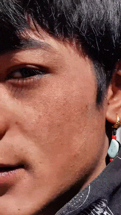 Đinh Chân nổi tiếng với một đoạn video dài khoảng 7 giây khoe nét đẹp rắn rỏi. Anh được ví là "Tạ Đình Phong" của Tây Tạng.