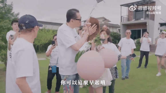 QQ đưa tin mới đây nữ diễn viên Âu Dương Ni Ni, chị gái của Âu Dương Na Na được bạn trai cầu hôn. Nam nghệ sĩ Âu Dương Long cũng có mặt để chúc mừng con gái. Tuy nhiên, hành động liên tiếp hôn môi con trước mặt toàn thể quan khách gây nên những tranh cãi không nhỏ. Theo QQ, Âu Dương Ni Ni đã bước sang tuổi 28, tại đó còn có sự tham gia của chồng sắp cưới của cô nên hành vi này bị đánh giá là thân mật quá mức.