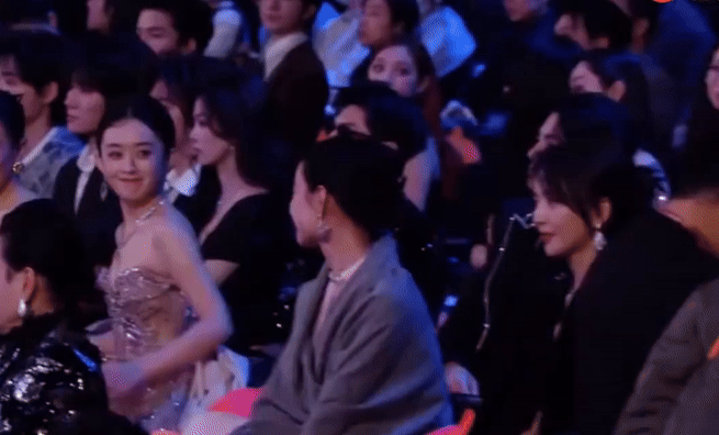 Bên cạnh đó, Triệu Lệ Dĩnh còn gây chú ý với màn chào hỏi nữ diễn viên Nghê Ni. Cả hai ngồi cùng hàng ghế và cách nhau một nghệ sĩ là Tiêu Chiến. Nghê Ni vốn là tình cũ của Phùng Thiệu Phong, trong khi đó Triệu Lệ Dĩnh là vợ cũ. Cả hai thường xuyên bị so sánh với nhau, nhưng tại sự kiện hai người tỏ ra thân thiện, phóng khoáng chào hỏi đối phương.