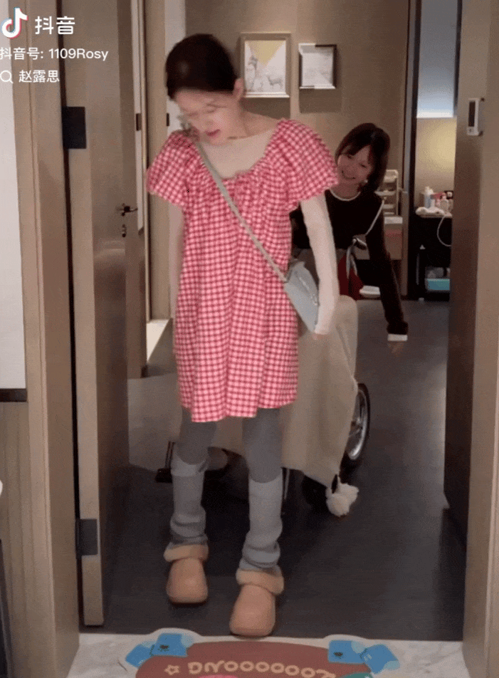 Triệu Lộ Tư đi đứng khó khăn sau khi bị bệnh. Triệu Lộ Tư đi đứng khó khăn sau khi bị bệnh.