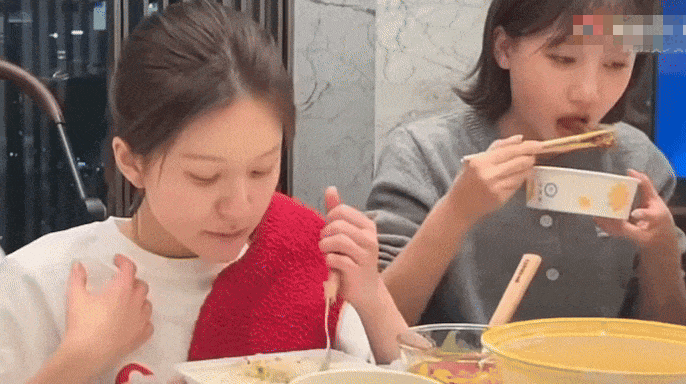 Lúc đầu khán giả thương cảm khi thấy hình ảnh bệnh tật của Triệu Lộ Tư Lúc đầu khán giả thương cảm khi thấy hình ảnh bệnh tật của Triệu Lộ Tư