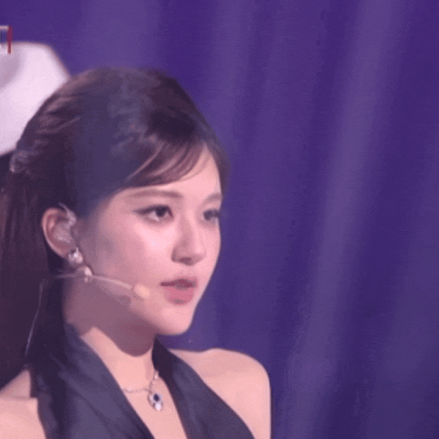 Biểu cảm trên sân khấu của nữ diễn viên nhận nhiều ý kiến tiêu cực. Biểu cảm trên sân khấu của nữ diễn viên nhận nhiều ý kiến tiêu cực.