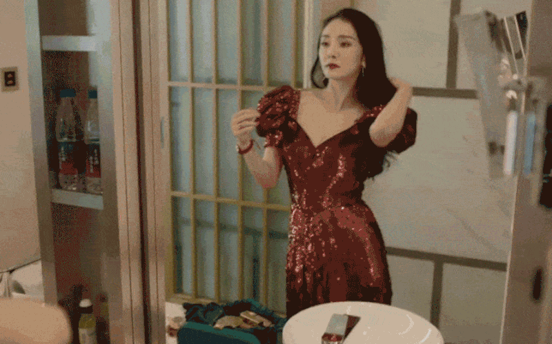 Năm 2022, Dương Mịch bị Sina gọi tên là &quot;nữ vương dầu mỡ&quot; sau biểu hiện kém cỏi trong phim Định luật 80/20 của tình yêu. Trong phim, cô thể hiện vai luật sư tài năng nhưng cách diễn nhí nhảnh, tỏ ra dễ thương không phù hợp với bối cảnh nhân vật. Dương Mịch bị chê bai nhiều tới mức cô phải thừa nhận diễn xuất kém. Đồng thời, khi đóng phim mới Cáp Nhĩ Tân 1944, Dương Mịch mời giáo viên dạy diễn xuất kèm cặp trên phim trường.