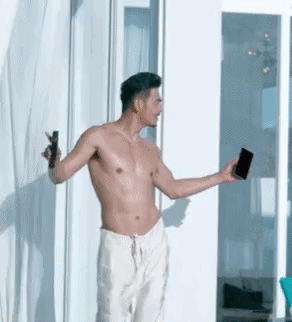 Theo Sohu, cụm từ &quot;diễn xuất dầu mỡ&quot; là chỉ cách diễn làm màu, ra vẻ, cố tỏ ra ngầu, đẹp, quyến rũ hay dễ thương nhưng không hợp độ tuổi hoặc cách diễn thiếu tự nhiên, bị khán giả chê bai.