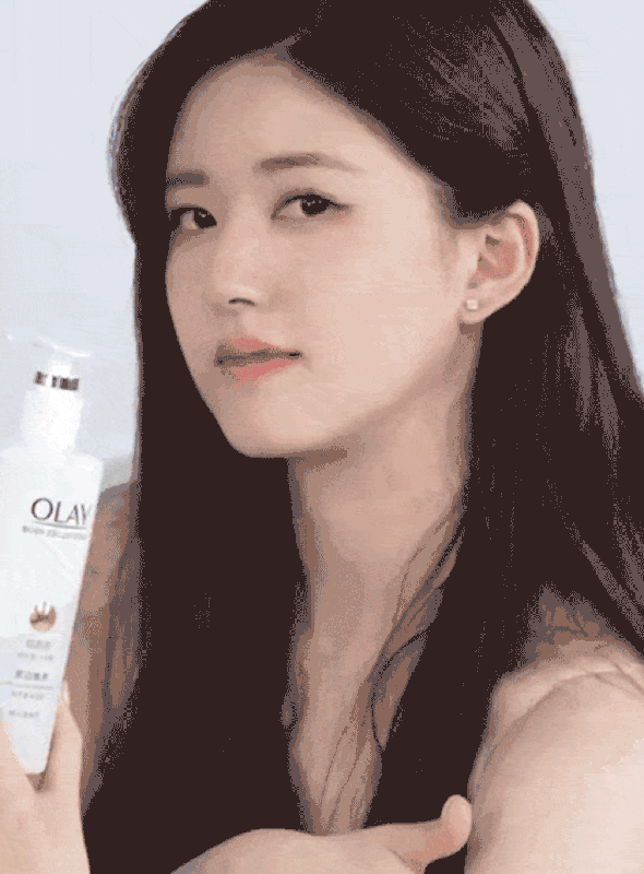 Theo Sohu, cụm từ &quot;diễn xuất dầu mỡ&quot; là chỉ cách diễn làm màu, ra vẻ, cố tỏ ra ngầu, đẹp, quyến rũ hay dễ thương nhưng không hợp độ tuổi hoặc cách diễn thiếu tự nhiên, bị khán giả chê bai.