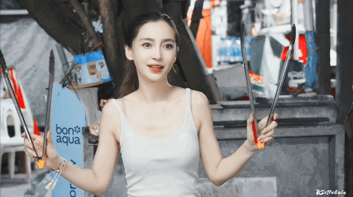 Angelababy chật vật sau khi ly hôn. Cô tự quay vlog trên đường phố.