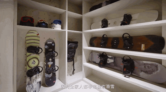 Góc thưởng thức trà nhìn ra vườn, phòng bếp hiện đại, phòng để đồ và không gian xem phim nhà Hoắc Tư Yến đều được thiết kế với các phong cách khác nhau.