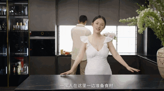 Góc thưởng thức trà nhìn ra vườn, phòng bếp hiện đại, phòng để đồ và không gian xem phim nhà Hoắc Tư Yến đều được thiết kế với các phong cách khác nhau.