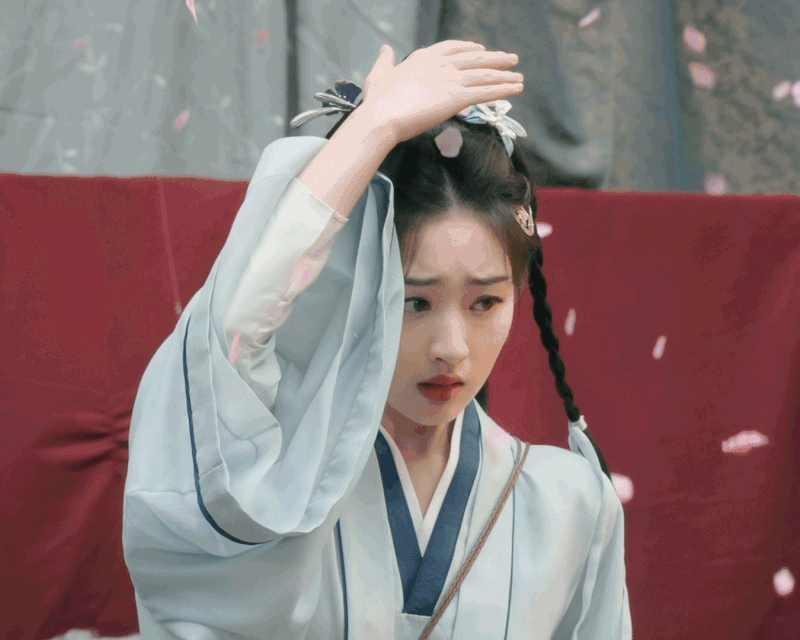 Bên cạnh đó, theo truyền thông Trung Quốc, điểm thu hút nhất của Trường lạc khúc là nữ chính Nhan Hạnh do Đặng Ân Hi thể hiện. Đặng Ân Hi sinh năm 2005, 19 tuổi, được đánh giá là có diễn xuất tự nhiên, xinh xắn. Đặng Ân Hi trong phim làm khán giả nhớ tới vai diễn Triệu Linh Nhi của Lưu Diệc Phi trong Tiên kiếm kỳ hiệp truyện 1. Cả hai được khen xinh như tình đầu, là gương mặt khiến khán giả yêu thích từ lần đầu gặp mặt.