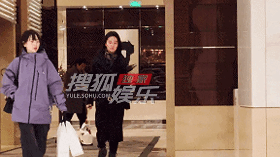 Lưu Diệc Phi tới Thượng Hải để tham gia sự kiện và có buổi ăn tối cùng cha nuôi tỷ phú. Lưu Diệc Phi tới Thượng Hải để tham gia sự kiện và có buổi ăn tối cùng cha nuôi tỷ phú.