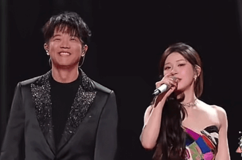 Triệu Lộ Tư hát nhép, biểu cảm khoa trương chiếm sóng của tiền bối. Trong phần múa, cô bị chê múa thiếu uyển chuyển, phá hỏng bài hát. Triệu Lộ Tư hát nhép, biểu cảm khoa trương chiếm sóng của tiền bối. Trong phần múa, cô bị chê múa thiếu uyển chuyển, phá hỏng bài hát.