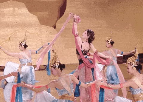 Triệu Lộ Tư hát nhép, biểu cảm khoa trương chiếm sóng của tiền bối. Trong phần múa, cô bị chê múa thiếu uyển chuyển, phá hỏng bài hát. Triệu Lộ Tư hát nhép, biểu cảm khoa trương chiếm sóng của tiền bối. Trong phần múa, cô bị chê múa thiếu uyển chuyển, phá hỏng bài hát.