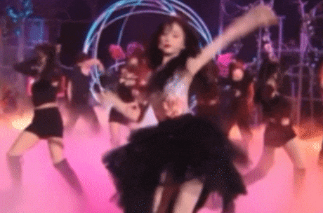 Diễn viên thích lên sân khấu trổ tài ca hát, song họ thường đem đến màn trình diễn thảm họa. Diễn viên thích lên sân khấu trổ tài ca hát, song họ thường đem đến màn trình diễn thảm họa.