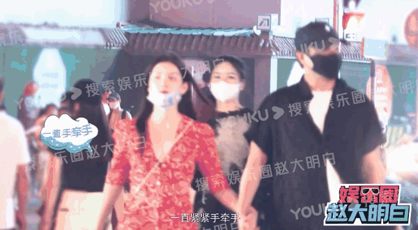 Trần Tư Thành và Nguyễn Cự thoải mái thể hiện tình cảm trên phố.