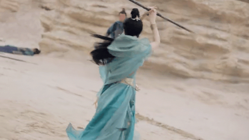 Triệu Lệ Dĩnh từng bị chấn thương khi đóng cảnh hành động trong phim Cung tỏa trầm hương. Khi đóng các cảnh hành động trong Dữ phượng hành, cô thường xuyên tái phát chấn thương phải đi châm cứu. Triệu Lệ Dĩnh từng bị chấn thương khi đóng cảnh hành động trong phim Cung tỏa trầm hương. Khi đóng các cảnh hành động trong Dữ phượng hành, cô thường xuyên tái phát chấn thương phải đi châm cứu.