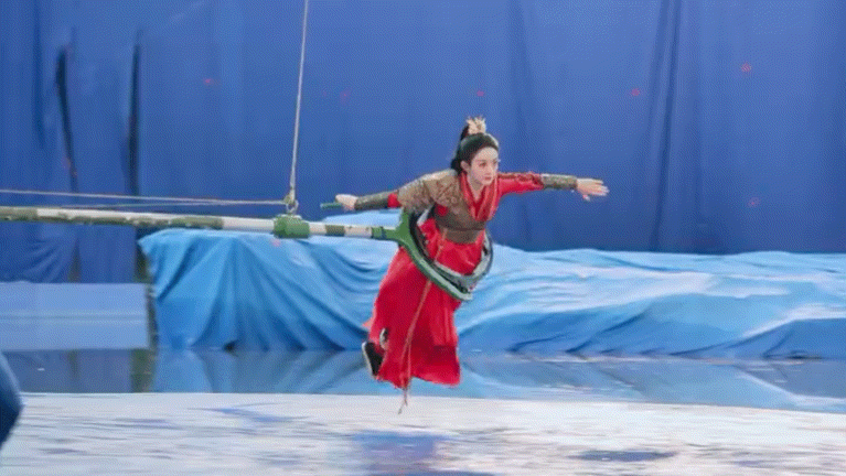 Hậu trường luyện tập cảnh võ thuật của Triệu Lệ Dĩnh. Hậu trường luyện tập cảnh võ thuật của Triệu Lệ Dĩnh.