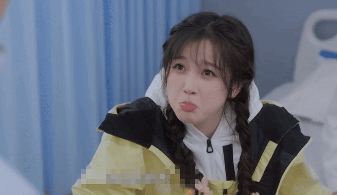 Phân đoạn diễn xuất bị chê "dở hơi, thiểu năng, như trẻ con 3 tuổi" của Ngu Thư Hân.