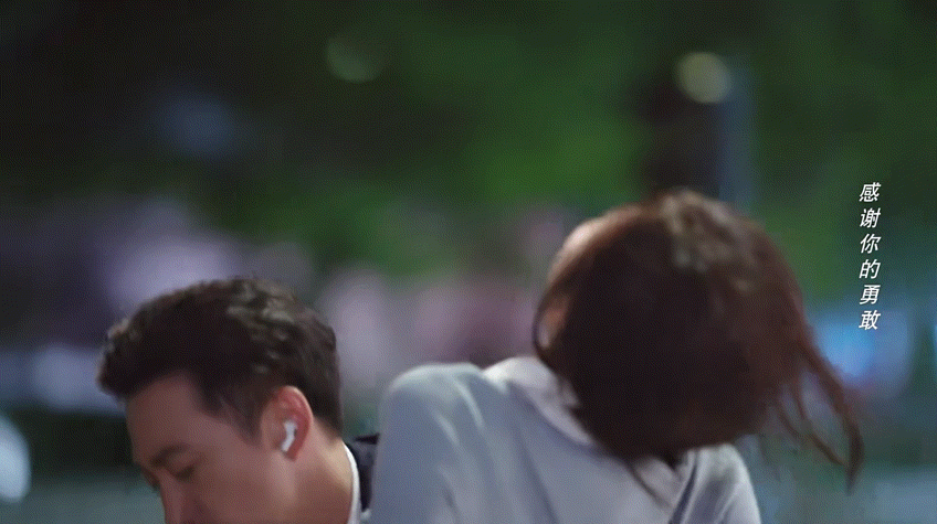 Theo Sina, bộ phim Cô ấy tỏa sáng do Tần Lam diễn chính liên tục khiến khán giả phải chú ý nhờ nụ hôn nóng bỏng cuồng nhiệt và vóc dáng đẹp của nữ diễn viên.