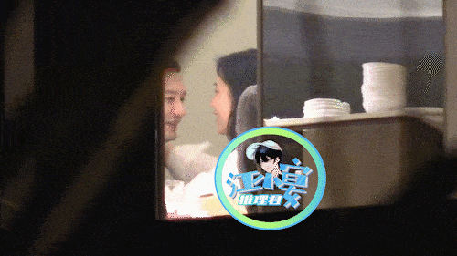 Nhà sản xuất nữ ôm vai, kề má, ngả đầu vào Huỳnh Hiểu Minh. Nhà sản xuất nữ ôm vai, kề má, ngả đầu vào Huỳnh Hiểu Minh.