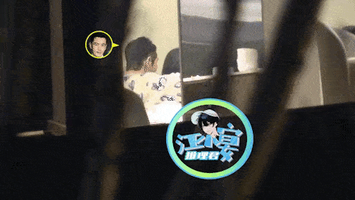 Nhà sản xuất nữ ôm vai, kề má, ngả đầu vào Huỳnh Hiểu Minh. Nhà sản xuất nữ ôm vai, kề má, ngả đầu vào Huỳnh Hiểu Minh.