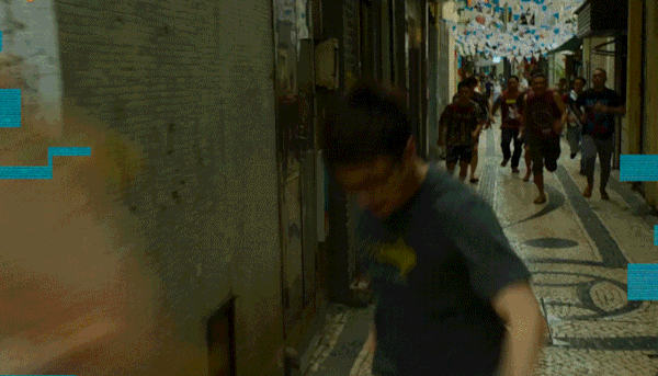 Trương Nghệ Hưng bị đánh đập dã man trong phim. Trương Nghệ Hưng bị đánh đập dã man trong phim.