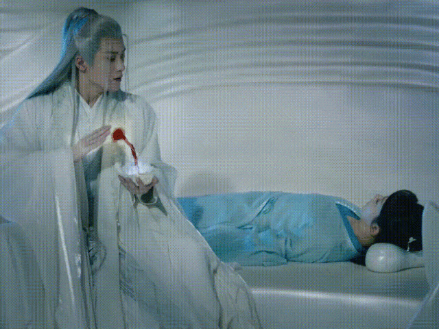 Cảnh Tương Liễu (Đàn Kiện Thứ) lấy máu đầu tim cứu chữa cho Tiểu Yêu (Dương Tử) bị ví là vòi xả nước. Cảnh Tương Liễu (Đàn Kiện Thứ) lấy máu đầu tim cứu chữa cho Tiểu Yêu (Dương Tử) bị ví là vòi xả nước.