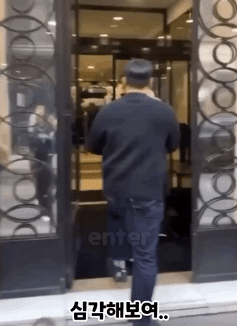 G-Dragon bước đi không vững, nói chậm và không rõ nghĩa, hành xử bất thường.