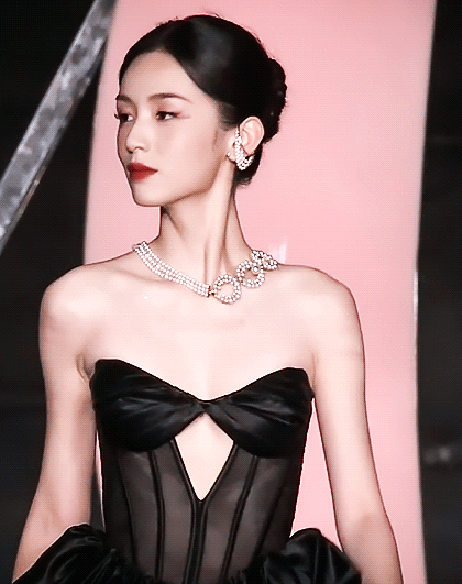 Châu Dã được đánh giá là người đẹp cân mọi góc chụp, những bức hình chưa qua chỉnh sửa của Châu Dã luôn hoàn hảo. Bên cạnh đó, Châu Dã còn gây ấn tượng với màn lột váy trên thảm đỏ, hóa thân từ công chúa ngọt ngào thành nữ thần sang chảnh lạnh lùng. Đây là một trong những màn xuất hiện ấn tượng nhất của Đêm hội Vogue. Châu Dã được đánh giá là người đẹp cân mọi góc chụp, những bức hình chưa qua chỉnh sửa của Châu Dã luôn hoàn hảo. Bên cạnh đó, Châu Dã còn gây ấn tượng với màn lột váy trên thảm đỏ, hóa thân từ công chúa ngọt ngào thành nữ thần sang chảnh lạnh lùng. Đây là một trong những màn xuất hiện ấn tượng nhất của Đêm hội Vogue.