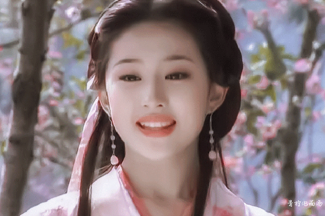 Lưu Diệc Phi thành danh khi mới 16 tuổi nhờ sự lăng xê nhiệt tình của cha nuôi Trần Kim Phi. Lưu Diệc Phi thành danh khi mới 16 tuổi nhờ sự lăng xê nhiệt tình của cha nuôi Trần Kim Phi.