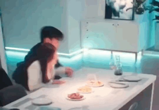 Phim do Trương Hàn tự viết kịch bản, tự sản xuất, đóng nam chính bị chê có nhiều tình tiết vô duyên.