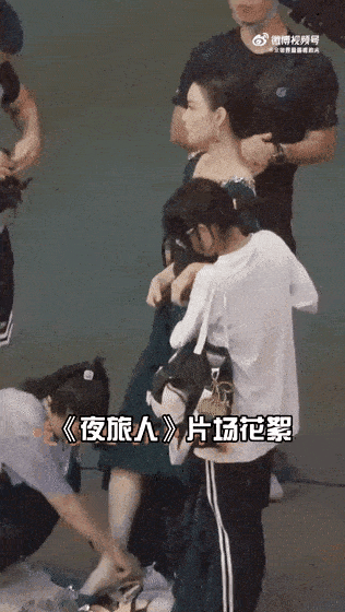 Dương Siêu Việt đưa khăn lau mũi cho trợ lý, Lưu Đào nhổ nước vào tay nhân viên.