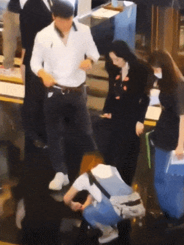 Dương Siêu Việt đưa khăn lau mũi cho trợ lý, Lưu Đào nhổ nước vào tay nhân viên.