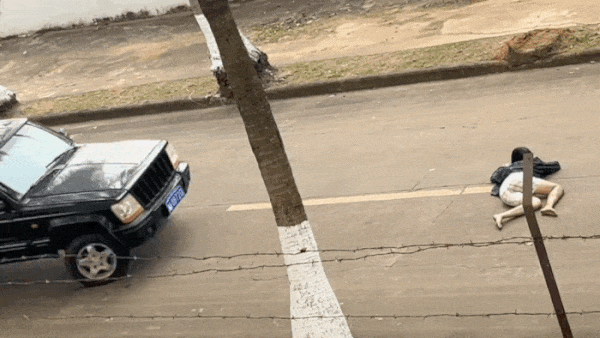 Cảnh nữ diễn viên đóng thế cho Triệu Kim Mạch suýt bị xe đâm vào đầu. Cảnh nữ diễn viên đóng thế cho Triệu Kim Mạch suýt bị xe đâm vào đầu.