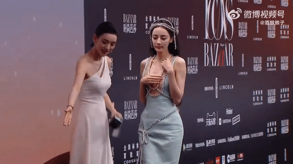 Địch Lệ Nhiệt Ba bị chê khi mặc hở bạo ảnh 1 Địch Lệ Nhiệt Ba bị chê khi mặc hở bạo ảnh 1