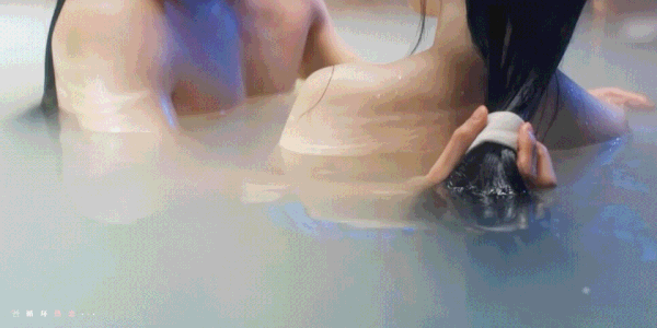 Cảnh tắm của Thượng Quang Thiển (Lư Dục Hiểu) và Cung Thượng Giác (Thừa Lỗi) được đánh giá hấp dẫn dù không có cảnh hôn môi hay động chạm da thịt. Cảnh tắm của Thượng Quang Thiển (Lư Dục Hiểu) và Cung Thượng Giác (Thừa Lỗi) được đánh giá hấp dẫn dù không có cảnh hôn môi hay động chạm da thịt.